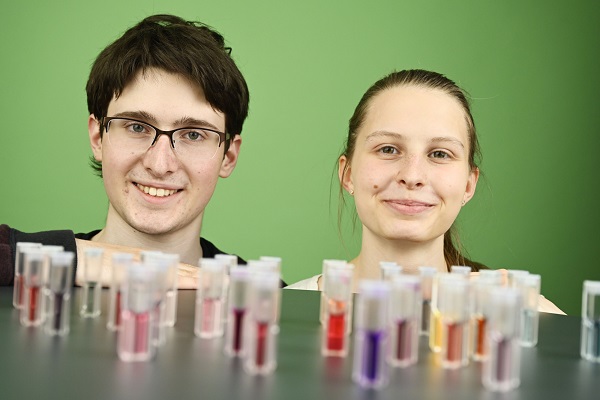 Anna-Yaroslava und Alexander haben den 3. Preis in der Kategorie Chemie gewonnen! (Bild: Stiftung Jugend forscht e. V.)