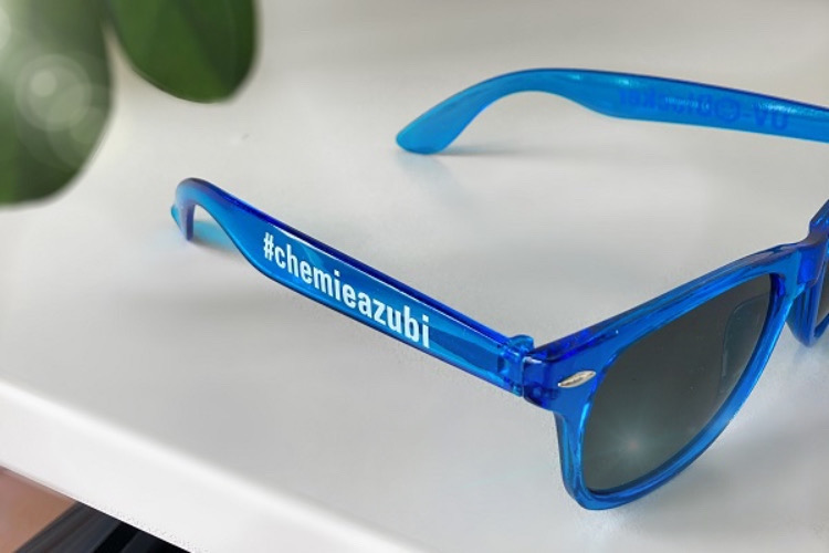 Die Sonnenbrille - unser täglicher Sommerbegleiter. Sie ist hauptsächlich aus Kunststoff, einem Produkt der Chemie. (Foto: Chemie-Azubi, Irena Römer)