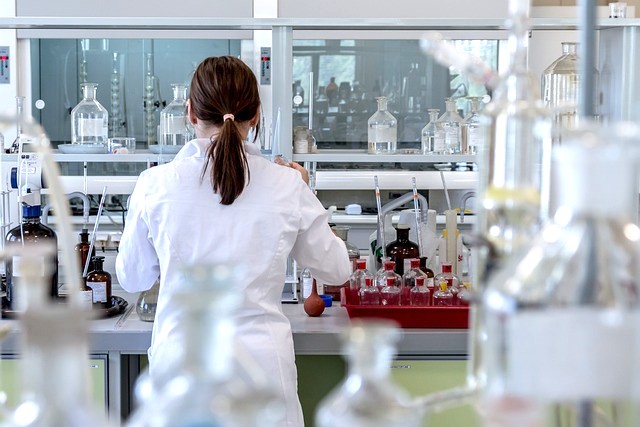 Die chemisch-pharmazeutische Industrie bietet dir als erfolgreiche Branche viele Vorteile, z. B.: über 50 verschiedene Ausbildungsberufe, zahlreiche duale Studiengänge, eine attraktive Vergütung und gute Übernahmechancen (Foto: pixabay, jarmoluk, CC0)