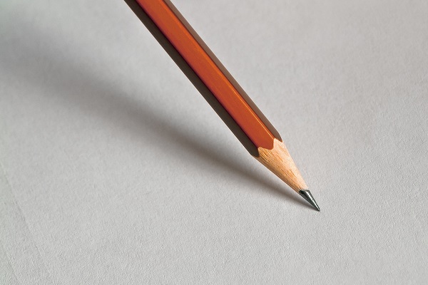 Bleistifte bestanden nie aus Blei. Bereits die ersten Schreibminen wurden aus Grafit hergestellt, dennoch hält sich dieser Mythos irgendwie bis heute. (Foto: ha11ok, pixabay, CC0)