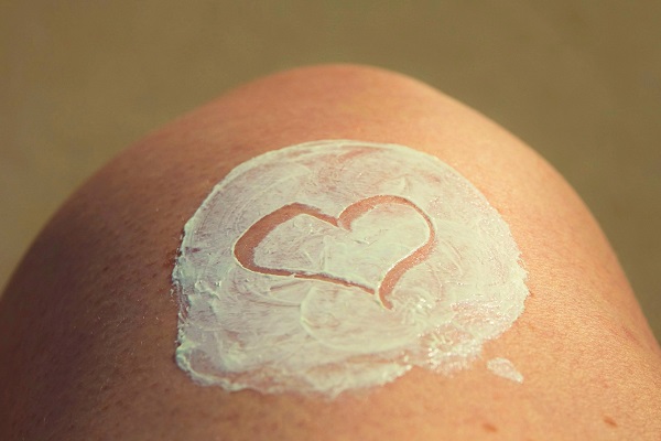 Sonnencreme, ein wichtiges Sommerprodukt. Den je nach Sonnenstärke und Hauttyp können bereits 15 Minuten an der Sonne zu Verbrennungen führen. (Foto, pixabay, chezbeate, CC0)