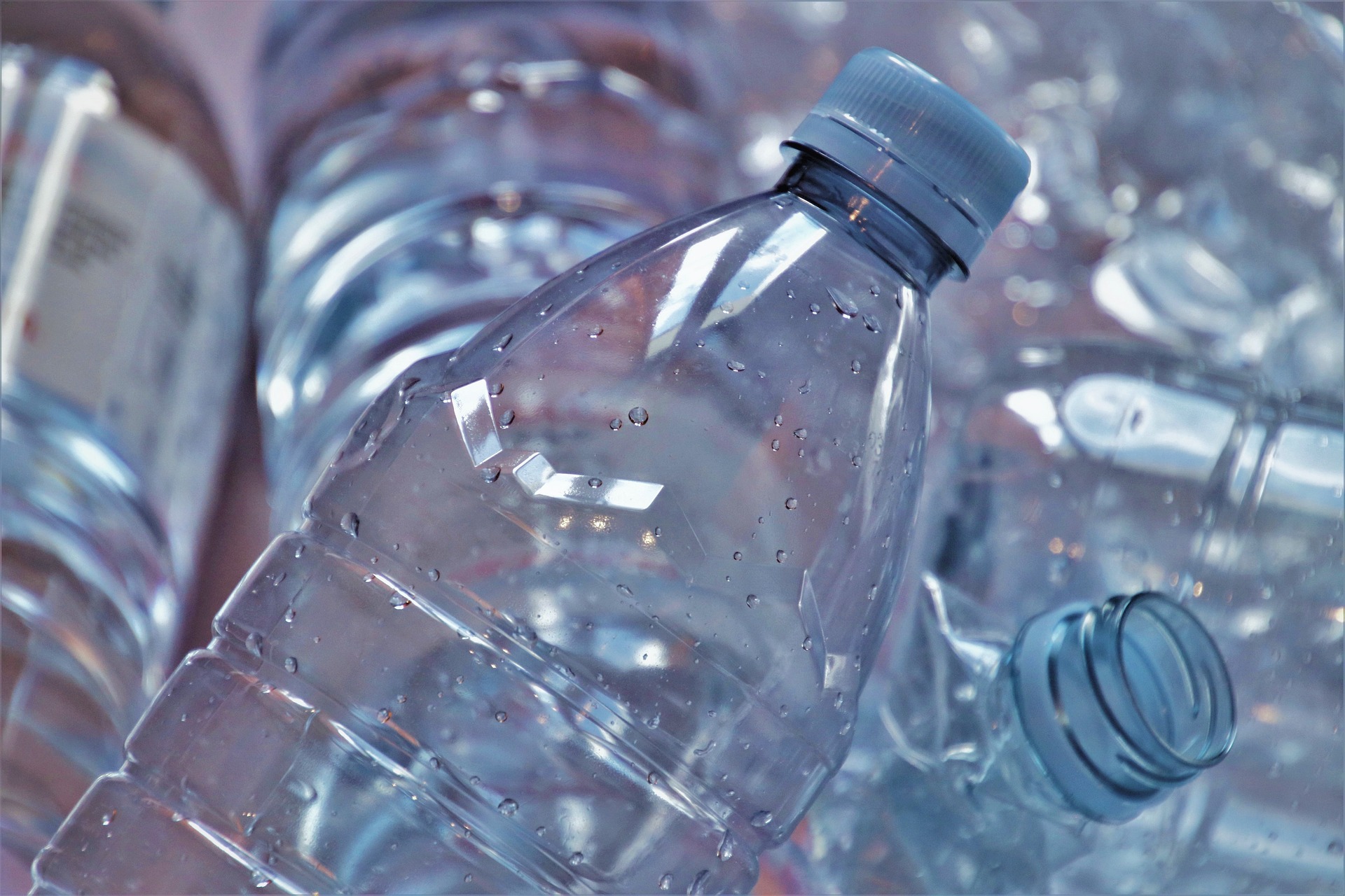 Plastik nennt man alle möglichen Kunststoffe. Der am häufigsten verwendete Kunststoff ist Polyethylen (Foto: pasja1000, pixabay, CC0)