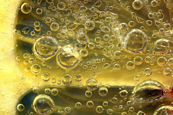 Eine kühle Erfrsichung - ohne Lebensmitteltechniker, die unsere Getränke herstellen, nicht machbar (Foto: RedBull Trinker, Flick, CC BY 2.0).