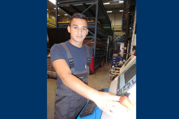 Oguzhan Köse an seinem Ausbildungsplatz zum Maschinen- und Anlagenführer (Foto: Röchling Automotive).