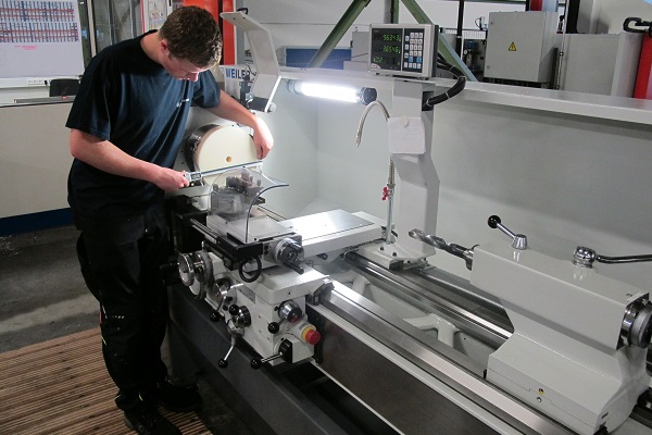 Eric Ortseifen macht bei Röchling Sustaplast eine Ausbildung zum Zerspanungsmechaniker. Hier ist es an einer der Maschinen (Foto: Röchling).