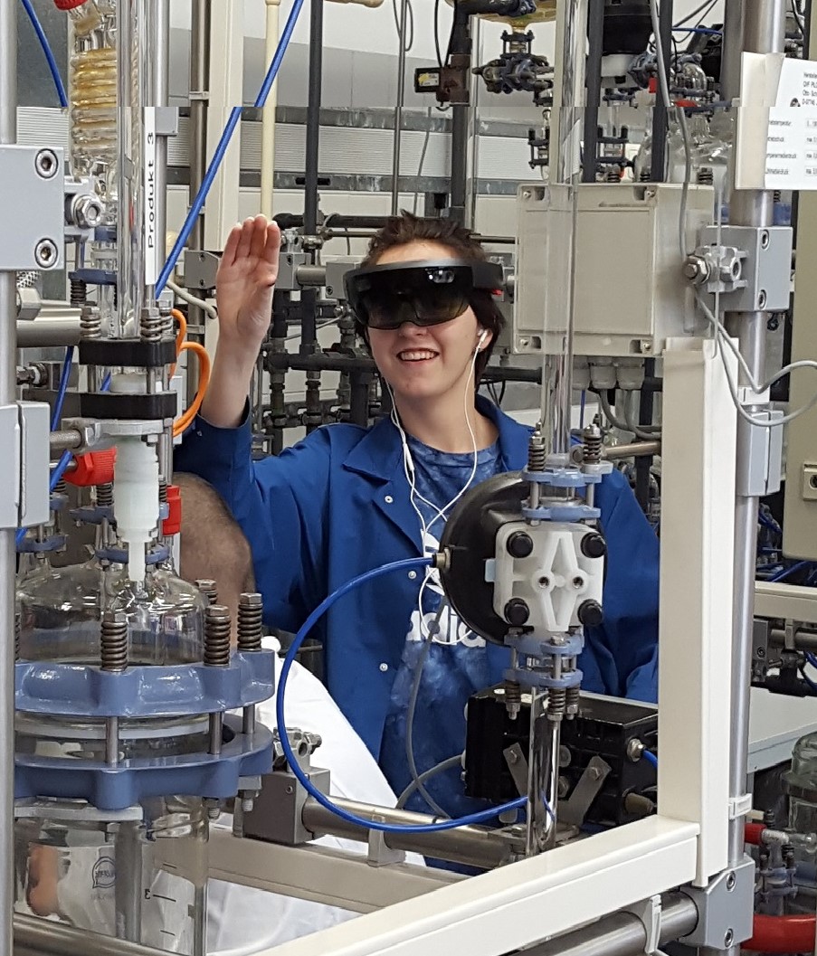 Bereits im ersten Ausbildungsjahr hatte Johanna erstmals Gelegenheit, eine AR-Brille in der Trainingsanlage an der Sächsischen Bildungsgesellschaft Dresden zu testen (Foto: SBG Dresden)