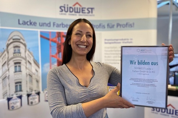 Ausbildungsleiterin Ranja Böcher freut sich über die Auszeichnung.