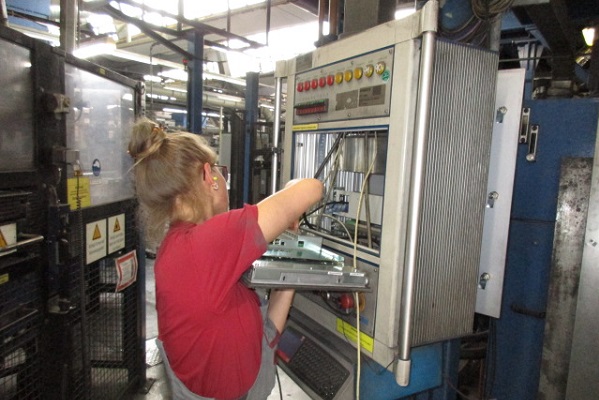 Hier ist die Azubine im Einsatz: als Elektronikerin kümmert sie sich zum Beispiel um die Wartung der Produktionsanlagen des Chemiebetriebs (Foto: TMD Friction).