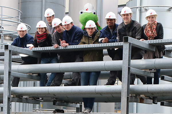 Das Team der Arbeitssicherheitswoche wurde vom Frosch begleitet (Foto: Werner und Mertz).