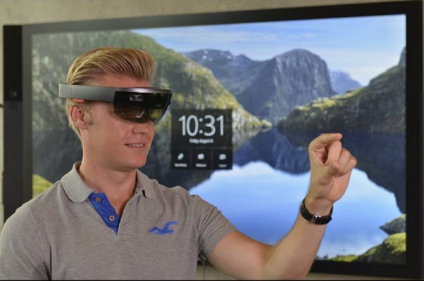 Genauso wie der Einsatz von neuen Tools wie der HoloLens. Mit dieser Brille wird die Realität um digitale Objekte erweitert. Was dieser Informatiker von Boehringer Ingelheim grade sieht, weiß der ChemieAzubi allerdings nicht. ;-) (Foto: Boehringer Ingel
