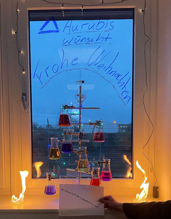 Flammender Baum zur blauen Stunde von Chemikanten-Azubis von Aurubis in Hamburg.