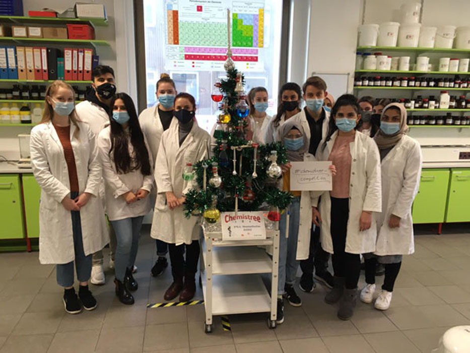 Der Kurs 09/19/A der Bernd-Blindow-Schule in Mannheim ist in Ausbildung zu PTA’s. Gebaut haben sie mit Dr. Wien den Baum in den chemisch-pharmazeutischen Übungen.