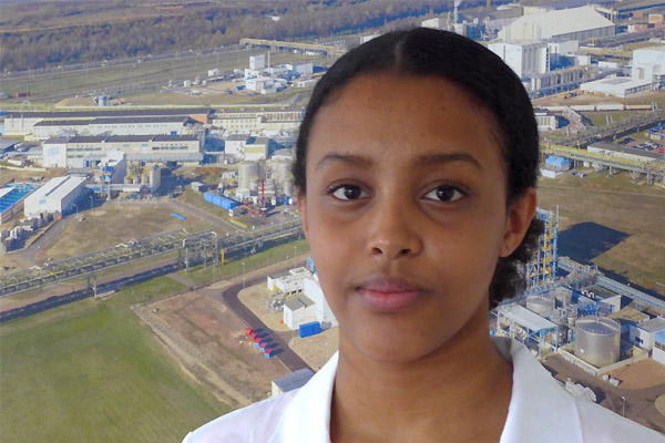 Die zukünftige Chemielaborantin Feruza Negash hat den weiten Weg aus Äthiopien auf sich genommen, um in Leuna ihren Wunschberuf zu lernen.