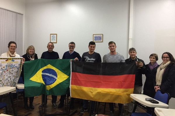 "Das wohl beste an unserer Reise nach Brasilien waren aber ganz klar die Menschen, die wir dort kennenlernen durften." Die Sebazubis mit den Kollegen in Brasilien. (Foto: Sebapharma)